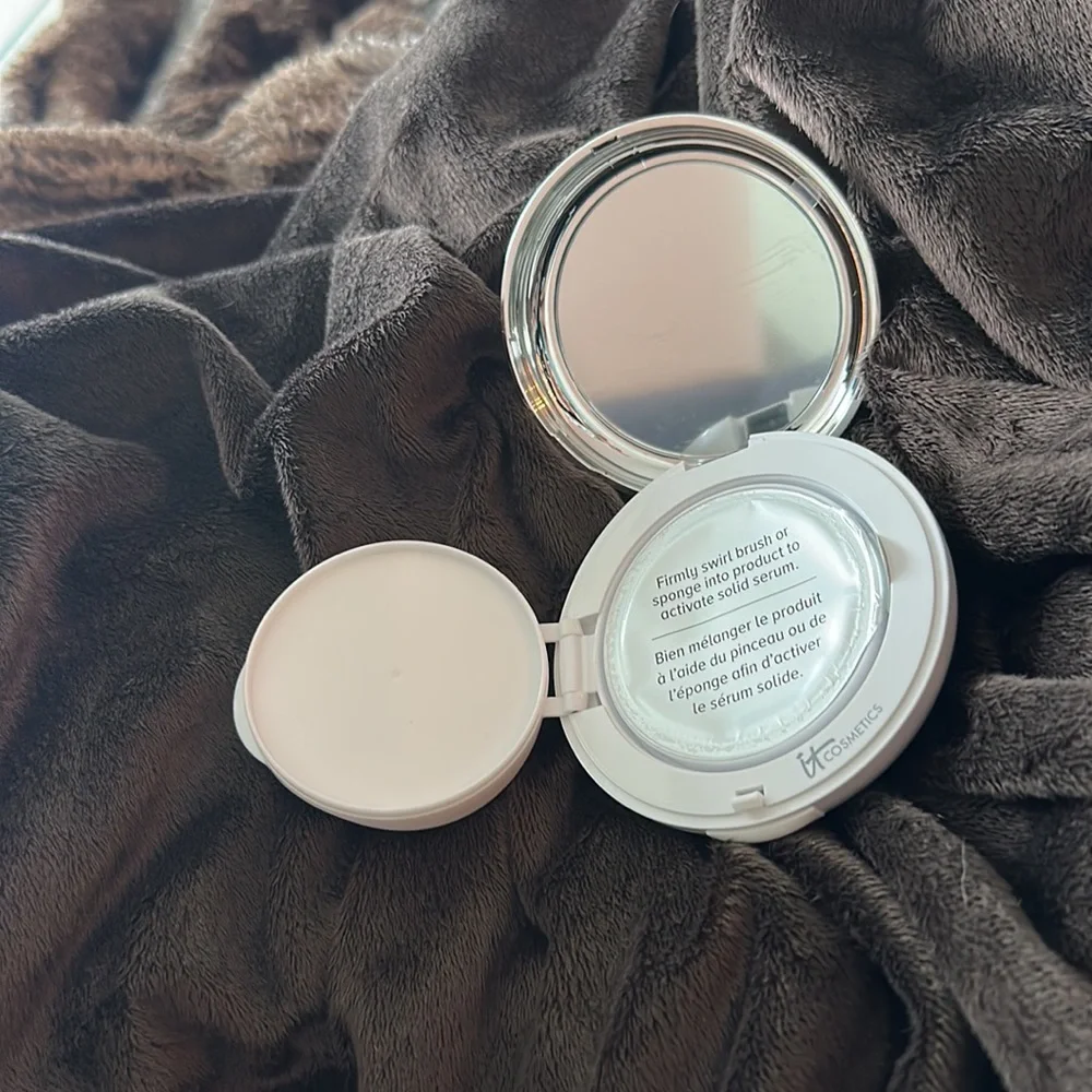 NWOT IT Cosmetics Confidence In A Compact Full Coverage SPF 50 Shade “Deep”